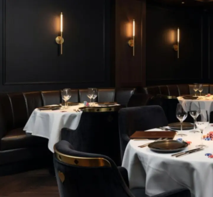 Intim, fekete–arany enteriőr a Magyar Dining Experience étteremben