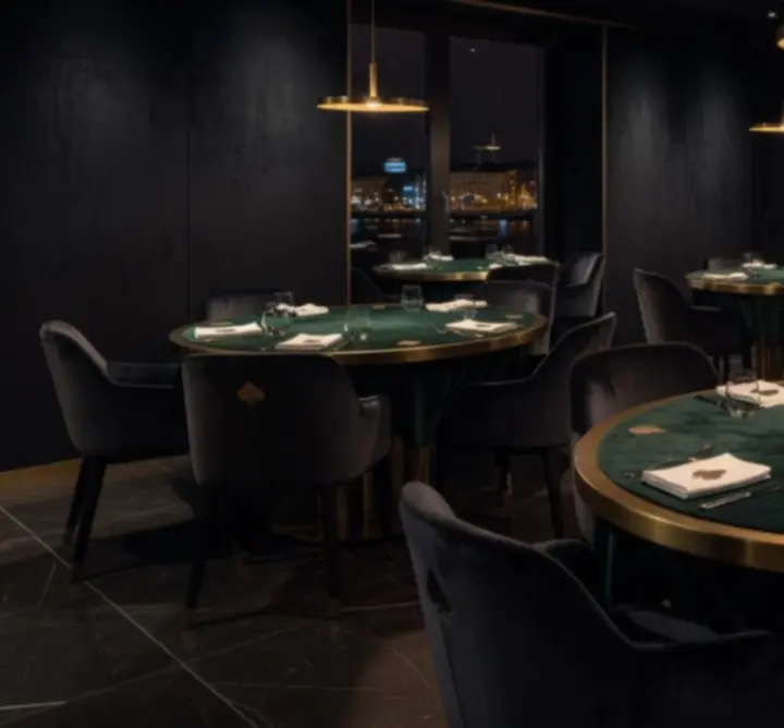 Elegáns, fekete-arany hangulatú éttermi belső tér a Magyar Dining Experience-ben
