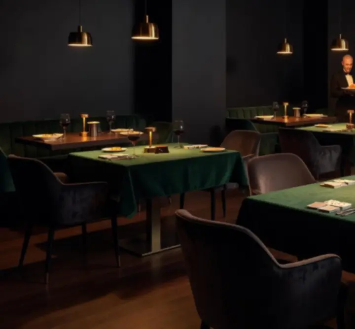 Elegáns éttermi belső tér pókerasztalokkal a Magyar Dining Experience-ben.